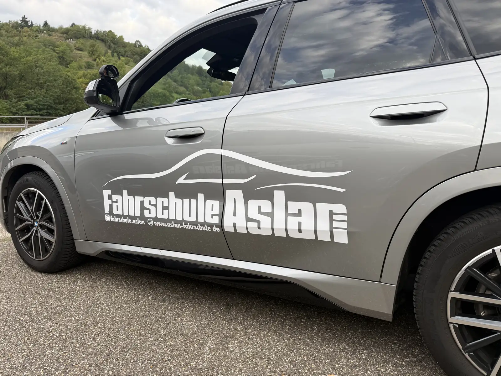 Fahrschule Aslan yazılı sürücü kursu aracının şoför kapısı