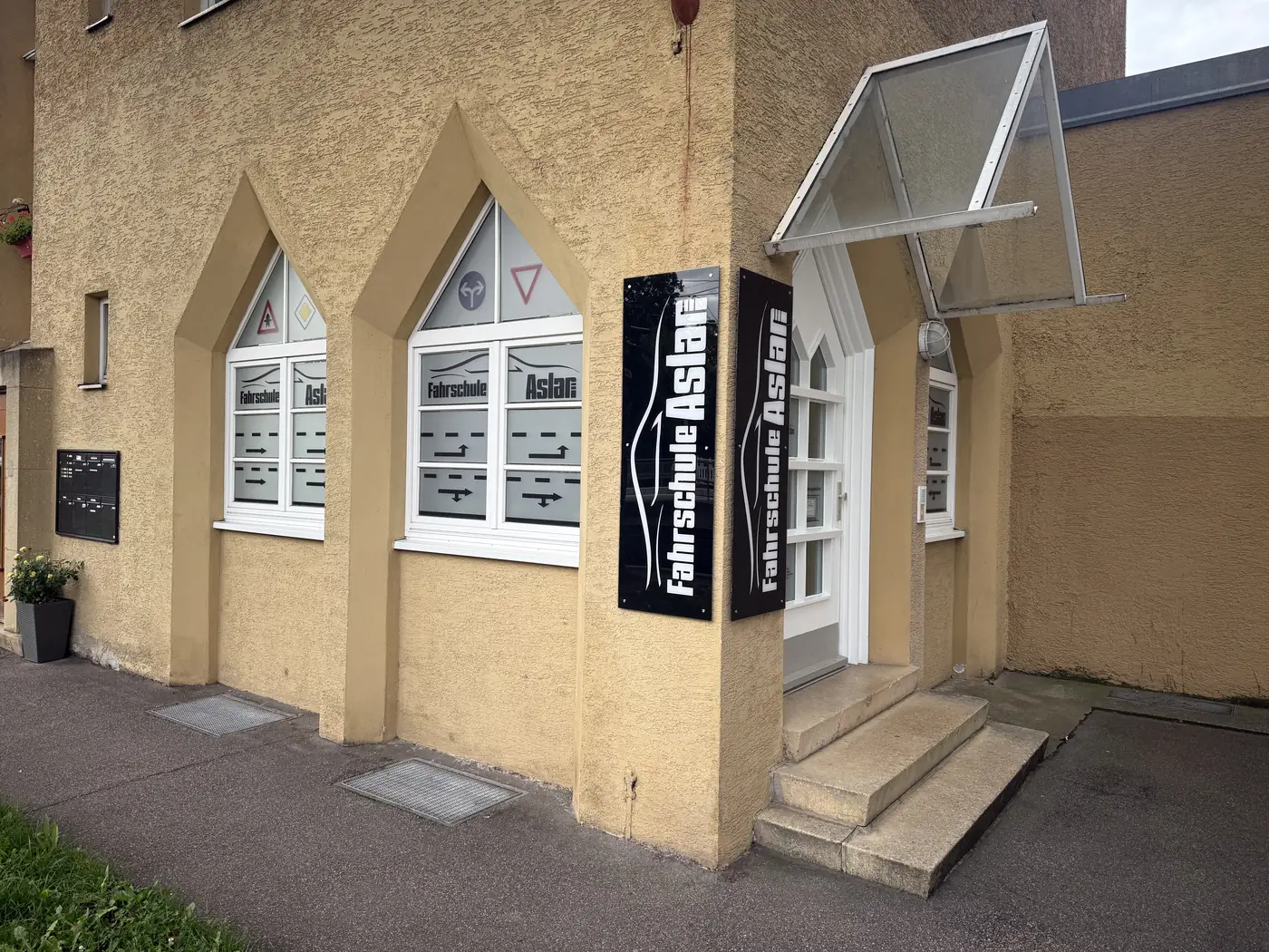 Entrance to Aslan Driving School at Wasenstraße 45