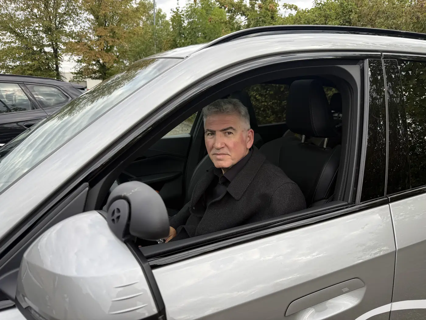 Güray Güldiken, im Fahrschulauto